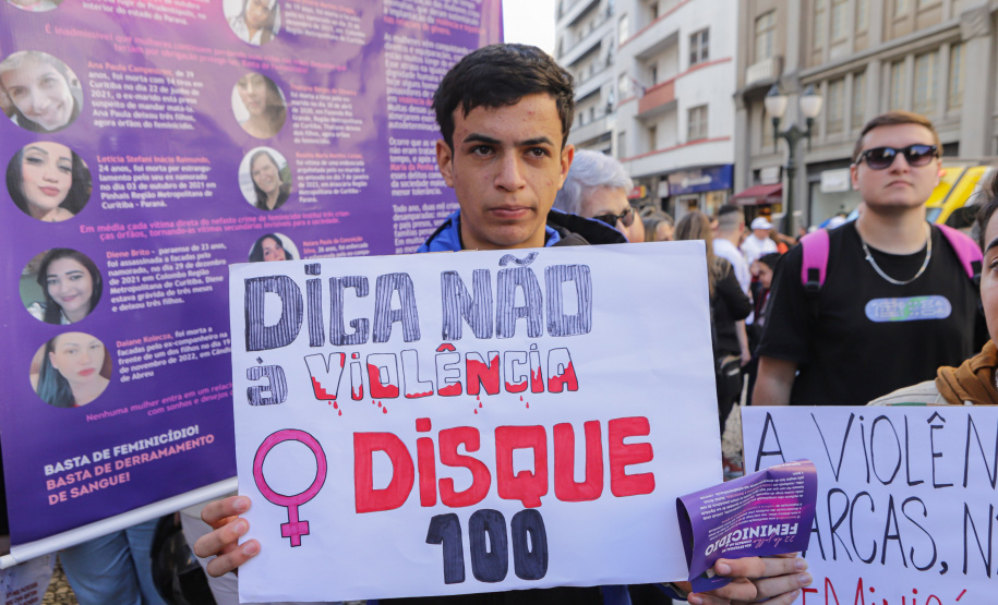 Curitiba, 22 de julho de 2023 - Dentro da programação da Campanha Paraná Unido no Combate ao Feminicídio, promovido pelo Governo do Estado, aconteceu caminhada pela Rua XV de Novembro, centro de Curitiba, com a participação da modelo Luiza Brunet.