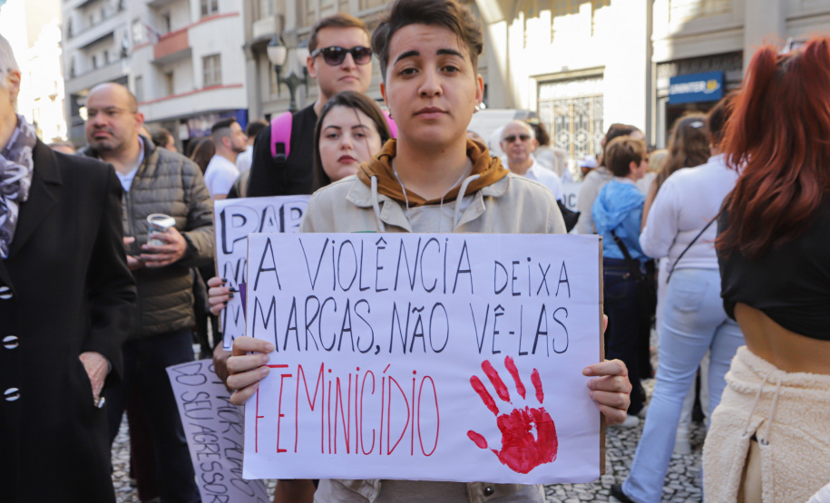 Curitiba, 22 de julho de 2023 - Dentro da programação da Campanha Paraná Unido no Combate ao Feminicídio, promovido pelo Governo do Estado, aconteceu caminhada pela Rua XV de Novembro, centro de Curitiba, com a participação da modelo Luiza Brunet.