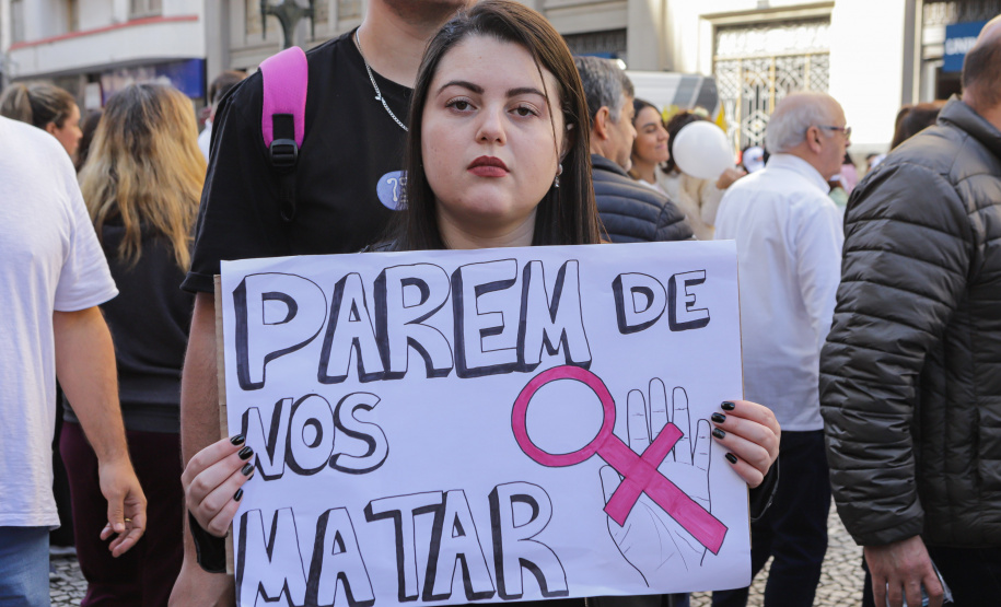 Curitiba, 22 de julho de 2023 - Dentro da programação da Campanha Paraná Unido no Combate ao Feminicídio, promovido pelo Governo do Estado, aconteceu caminhada pela Rua XV de Novembro, centro de Curitiba, com a participação da modelo Luiza Brunet.