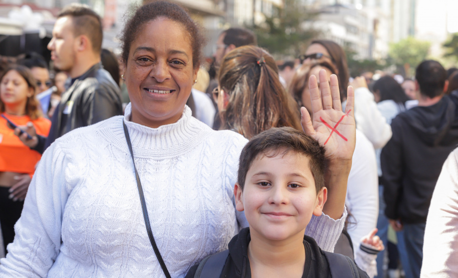 Curitiba, 22 de julho de 2023 - Dentro da programação da Campanha Paraná Unido no Combate ao Feminicídio, promovido pelo Governo do Estado, aconteceu caminhada pela Rua XV de Novembro, centro de Curitiba, com a participação da modelo Luiza Brunet.