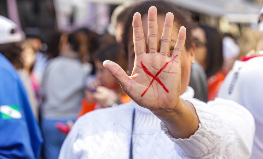 Curitiba, 22 de julho de 2023 - Dentro da programação da Campanha Paraná Unido no Combate ao Feminicídio, promovido pelo Governo do Estado, aconteceu caminhada pela Rua XV de Novembro, centro de Curitiba, com a participação da modelo Luiza Brunet.