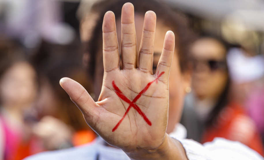 Curitiba, 22 de julho de 2023 - Dentro da programação da Campanha Paraná Unido no Combate ao Feminicídio, promovido pelo Governo do Estado, aconteceu caminhada pela Rua XV de Novembro, centro de Curitiba, com a participação da modelo Luiza Brunet.