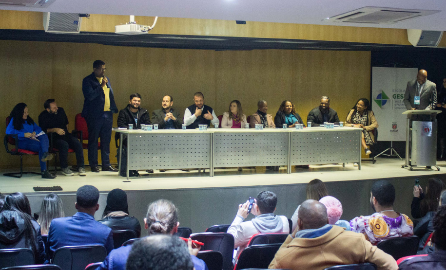 Começou nesta segunda-feira (17) a Caravana Juventude Negra Viva, evento realizado pelo Governo do Paraná em parceria com o Ministério da Igualdade Racial. Representantes do governo federal, da juventude negra, da Secretaria da Mulher, Igualdade Racial, e Pessoa Idosa (Semipi) e da Secretaria de Desenvolvimento Social e Família (Sedef) participaram da abertura, no Palácio das Araucárias, que discutiu pontos importantes para fortalecer a igualdade no Brasil.