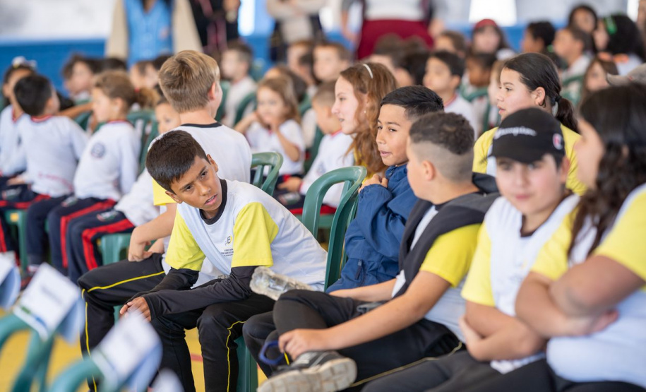 Secretário de Estado da Educação visita escola em Campo Largo e formaliza início de obras de reforma na instituição