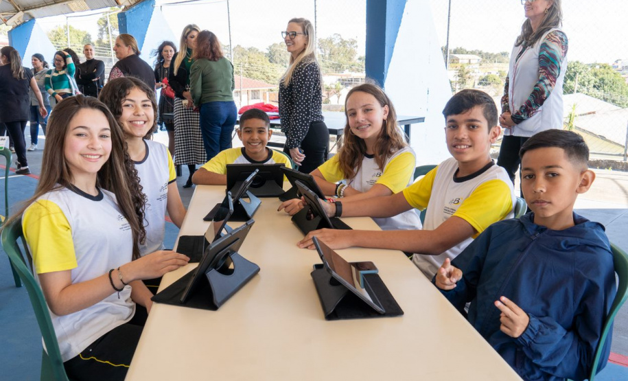 Secretário de Estado da Educação visita escola em Campo Largo e formaliza início de obras de reforma na instituição