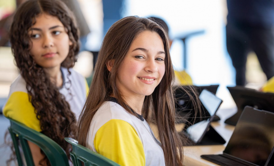 Secretário de Estado da Educação visita escola em Campo Largo e formaliza início de obras de reforma na instituição