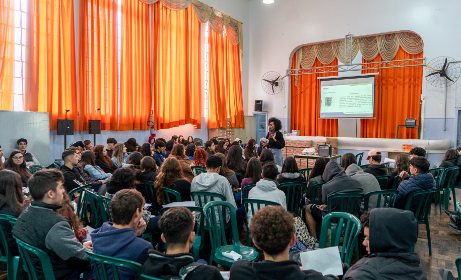 Seed-PR promove ação de conscientização sobre o racismo no Colégio Estadual Professor Lysímaco Ferreira da Costa