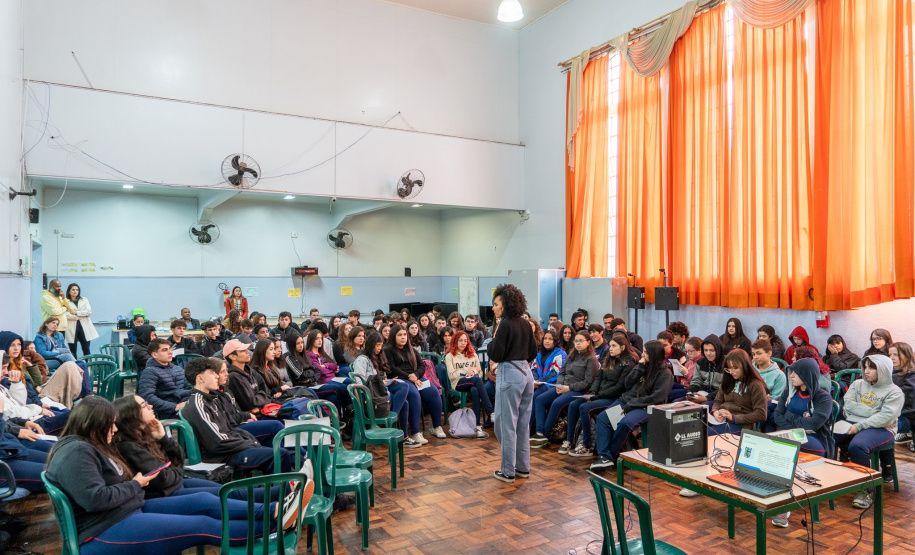 Seed-PR promove ação de conscientização sobre o racismo no Colégio Estadual Professor Lysímaco Ferreira da Costa