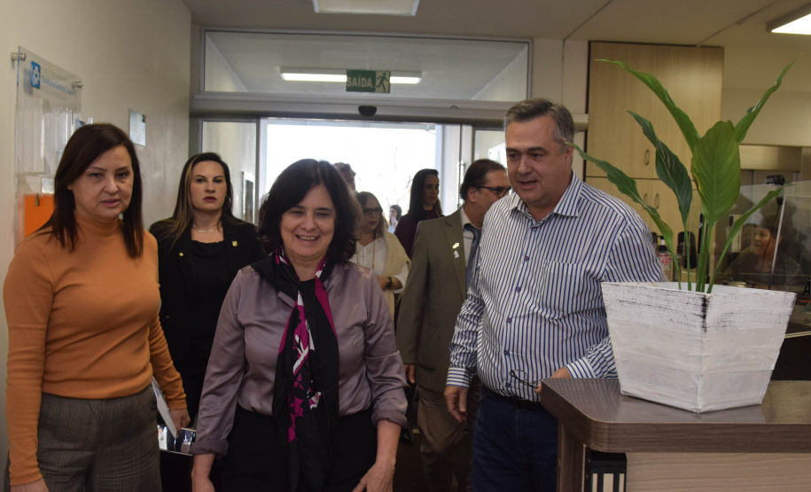 A ministra da Saúde, Nísia Trindade, visitou as instalações da Secretaria de Estado da Saúde (Sesa) nível central nesta terça-feira (25)