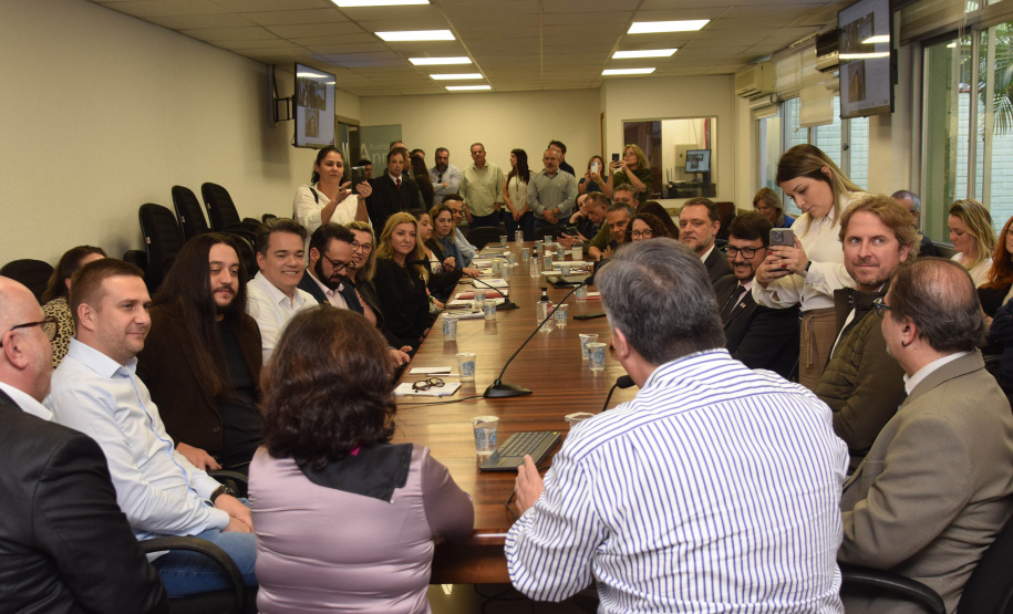 A ministra da Saúde, Nísia Trindade, visitou as instalações da Secretaria de Estado da Saúde (Sesa) nível central nesta terça-feira (25)