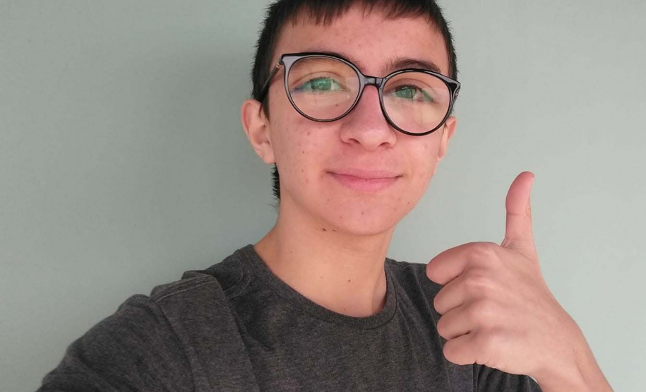 Eduardo Setti Prachum, 14 anos e aluno do Colégio Estadual Professora Helena Ronkoski Fioravante - EFM, em Reserva, no Centro Sul do Paraná. “Estou muito feliz pela oportunidade, acredito que vai ser uma experiência muito enriquecedora para mim”, vibra.