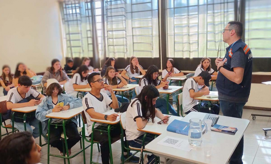 CGE intensifica contato com estudantes para desenvolver o exercício da cidadania