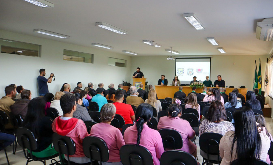 Custodiados da Polícia Penal recebem certificado de conclusão de curso de salgados em Cascavel