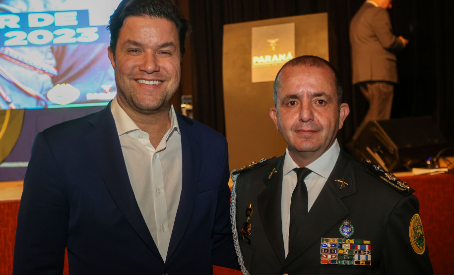 O governador em exercício Darci Piana participou nesta segunda (24) no Museu Oscar Niemeyer, em Curitiba, da formatura de 35 oficiais da Polícia Militar e do Corpo de Bombeiros no Curso Superior de Polícia