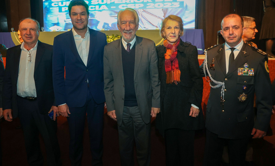 O governador em exercício Darci Piana participou nesta segunda (24) no Museu Oscar Niemeyer, em Curitiba, da formatura de 35 oficiais da Polícia Militar e do Corpo de Bombeiros no Curso Superior de Polícia