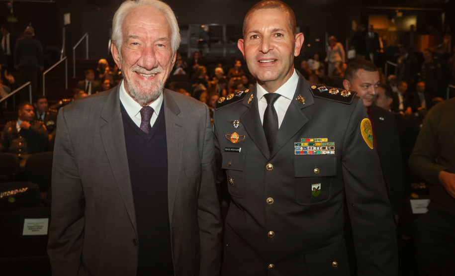 O governador em exercício Darci Piana participou nesta segunda (24) no Museu Oscar Niemeyer, em Curitiba, da formatura de 35 oficiais da Polícia Militar e do Corpo de Bombeiros no Curso Superior de Polícia