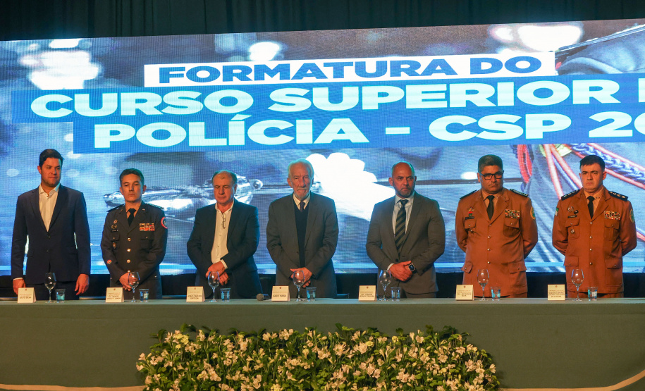 O governador em exercício Darci Piana participou nesta segunda (24) no Museu Oscar Niemeyer, em Curitiba, da formatura de 35 oficiais da Polícia Militar e do Corpo de Bombeiros no Curso Superior de Polícia
