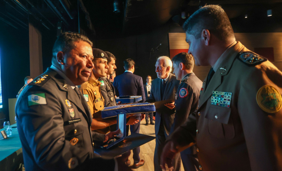O governador em exercício Darci Piana participou nesta segunda (24) no Museu Oscar Niemeyer, em Curitiba, da formatura de 35 oficiais da Polícia Militar e do Corpo de Bombeiros no Curso Superior de Polícia