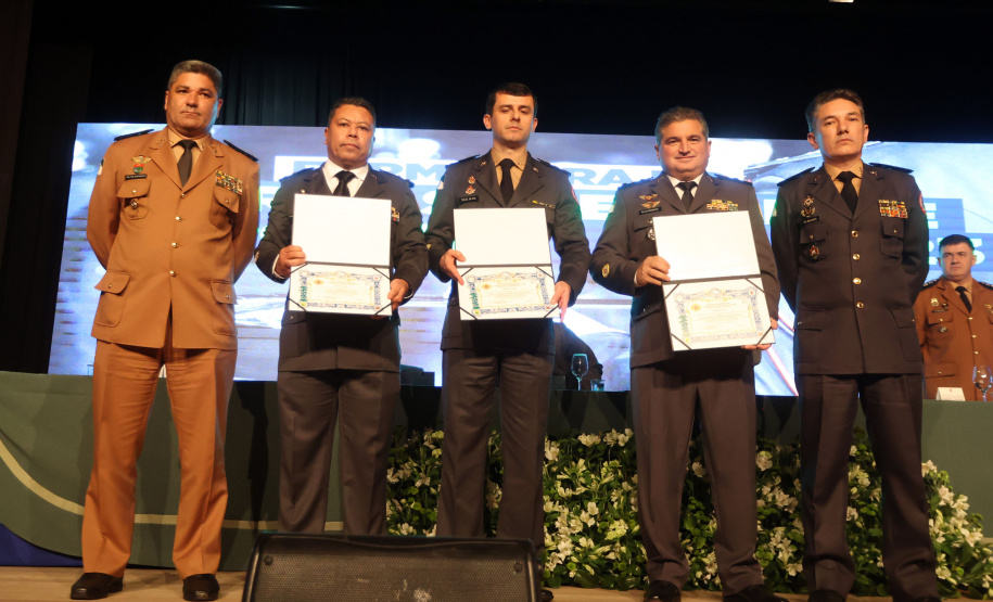 O governador em exercício Darci Piana participou nesta segunda (24) no Museu Oscar Niemeyer, em Curitiba, da formatura de 35 oficiais da Polícia Militar e do Corpo de Bombeiros no Curso Superior de Polícia