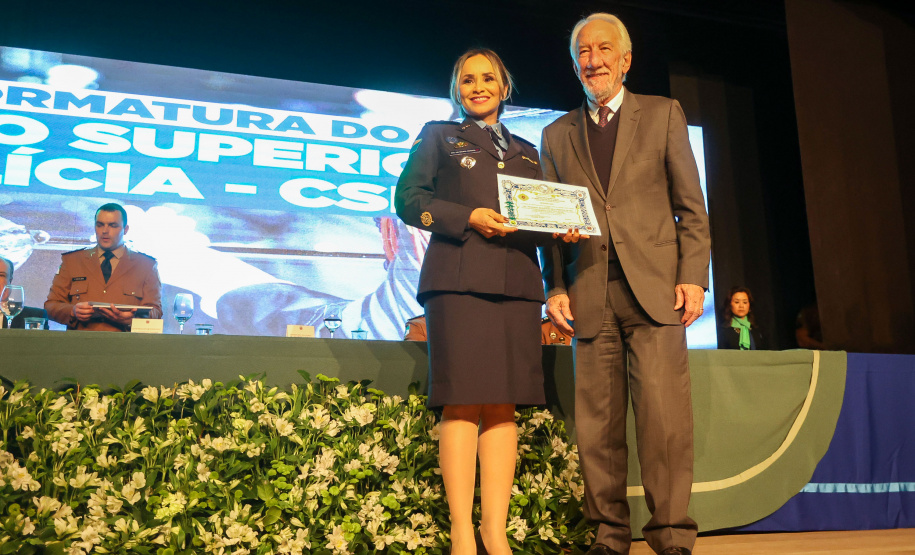 O governador em exercício Darci Piana participou nesta segunda (24) no Museu Oscar Niemeyer, em Curitiba, da formatura de 35 oficiais da Polícia Militar e do Corpo de Bombeiros no Curso Superior de Polícia