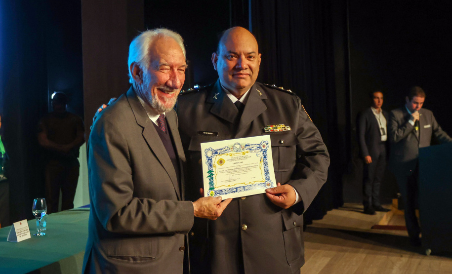 O governador em exercício Darci Piana participou nesta segunda (24) no Museu Oscar Niemeyer, em Curitiba, da formatura de 35 oficiais da Polícia Militar e do Corpo de Bombeiros no Curso Superior de Polícia