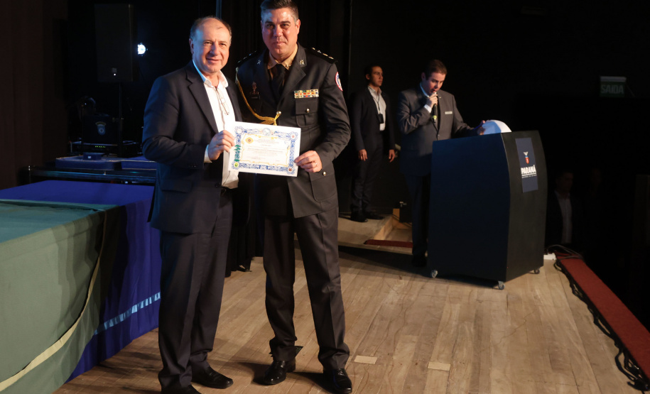 O governador em exercício Darci Piana participou nesta segunda (24) no Museu Oscar Niemeyer, em Curitiba, da formatura de 35 oficiais da Polícia Militar e do Corpo de Bombeiros no Curso Superior de Polícia