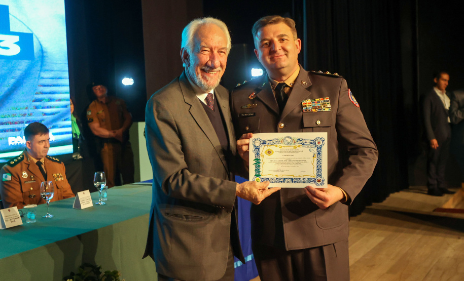 O governador em exercício Darci Piana participou nesta segunda (24) no Museu Oscar Niemeyer, em Curitiba, da formatura de 35 oficiais da Polícia Militar e do Corpo de Bombeiros no Curso Superior de Polícia