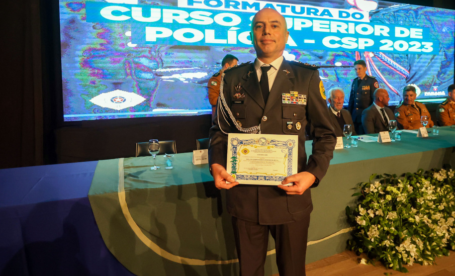 O governador em exercício Darci Piana participou nesta segunda (24) no Museu Oscar Niemeyer, em Curitiba, da formatura de 35 oficiais da Polícia Militar e do Corpo de Bombeiros no Curso Superior de Polícia