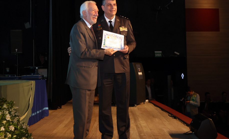 O governador em exercício Darci Piana participou nesta segunda (24) no Museu Oscar Niemeyer, em Curitiba, da formatura de 35 oficiais da Polícia Militar e do Corpo de Bombeiros no Curso Superior de Polícia