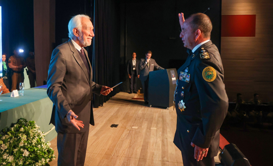 O governador em exercício Darci Piana participou nesta segunda (24) no Museu Oscar Niemeyer, em Curitiba, da formatura de 35 oficiais da Polícia Militar e do Corpo de Bombeiros no Curso Superior de Polícia