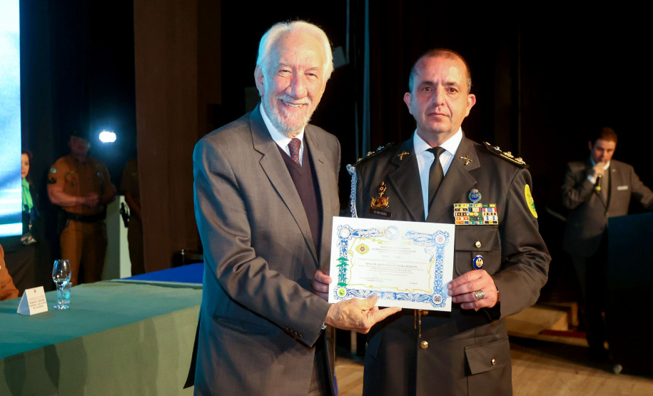 O governador em exercício Darci Piana participou nesta segunda (24) no Museu Oscar Niemeyer, em Curitiba, da formatura de 35 oficiais da Polícia Militar e do Corpo de Bombeiros no Curso Superior de Polícia