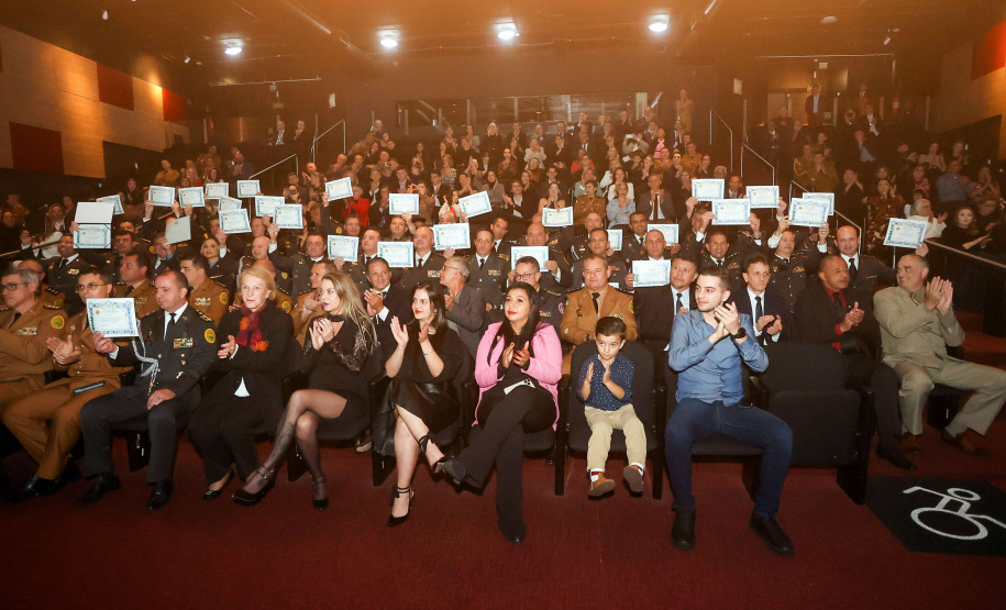 O governador em exercício Darci Piana participou nesta segunda (24) no Museu Oscar Niemeyer, em Curitiba, da formatura de 35 oficiais da Polícia Militar e do Corpo de Bombeiros no Curso Superior de Polícia