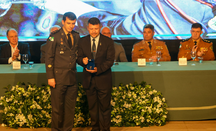 O governador em exercício Darci Piana participou nesta segunda (24) no Museu Oscar Niemeyer, em Curitiba, da formatura de 35 oficiais da Polícia Militar e do Corpo de Bombeiros no Curso Superior de Polícia