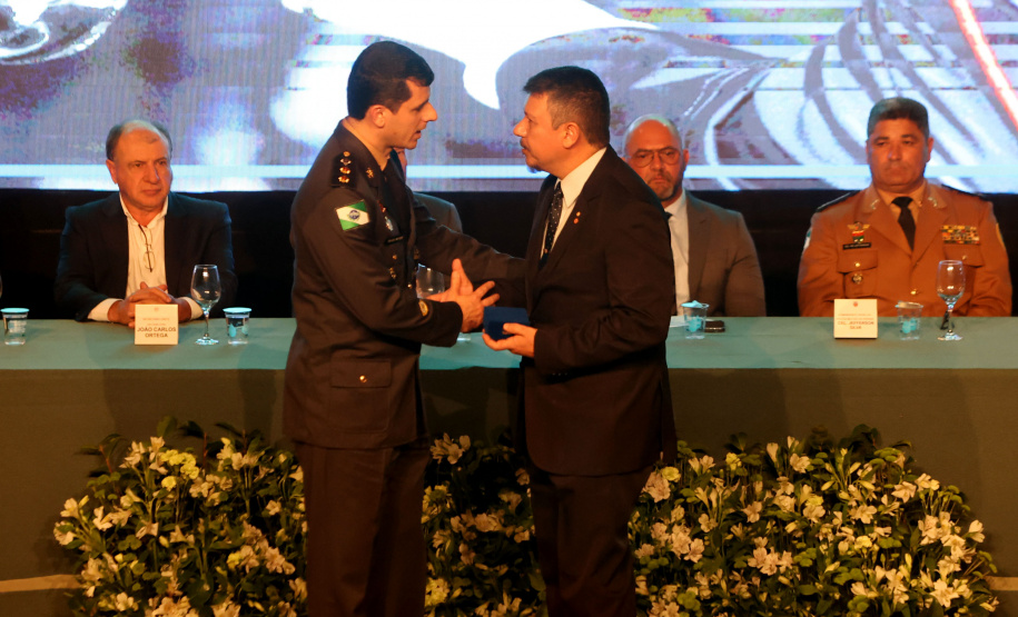 O governador em exercício Darci Piana participou nesta segunda (24) no Museu Oscar Niemeyer, em Curitiba, da formatura de 35 oficiais da Polícia Militar e do Corpo de Bombeiros no Curso Superior de Polícia