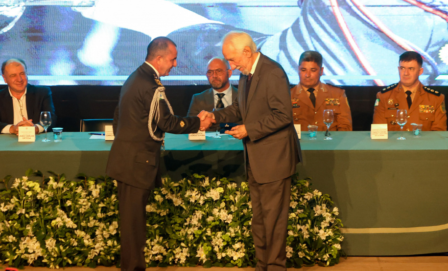 O governador em exercício Darci Piana participou nesta segunda (24) no Museu Oscar Niemeyer, em Curitiba, da formatura de 35 oficiais da Polícia Militar e do Corpo de Bombeiros no Curso Superior de Polícia