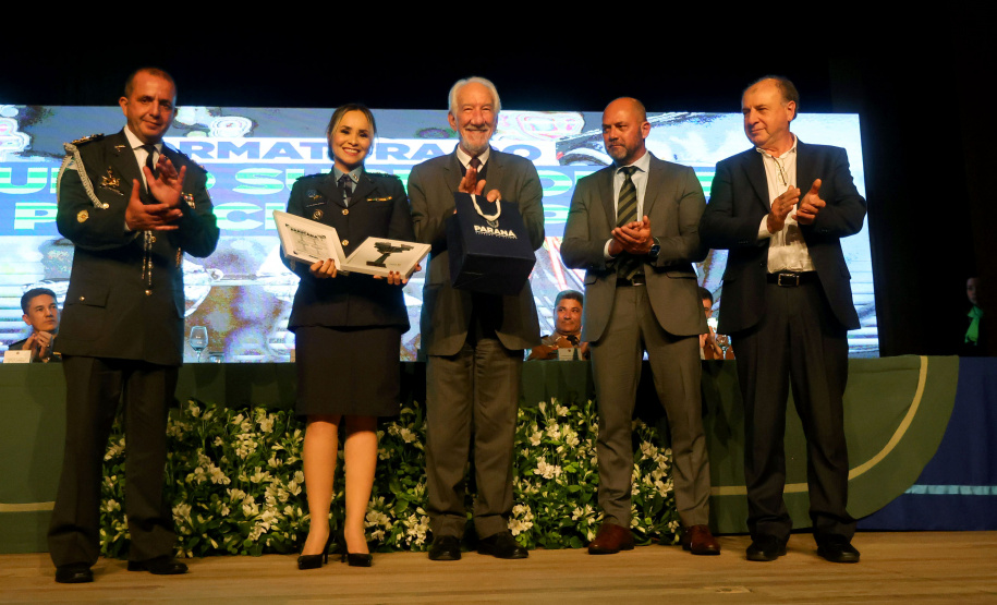 O governador em exercício Darci Piana participou nesta segunda (24) no Museu Oscar Niemeyer, em Curitiba, da formatura de 35 oficiais da Polícia Militar e do Corpo de Bombeiros no Curso Superior de Polícia