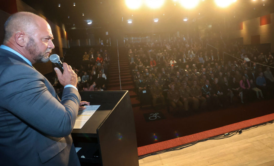 O governador em exercício Darci Piana participou nesta segunda (24) no Museu Oscar Niemeyer, em Curitiba, da formatura de 35 oficiais da Polícia Militar e do Corpo de Bombeiros no Curso Superior de Polícia