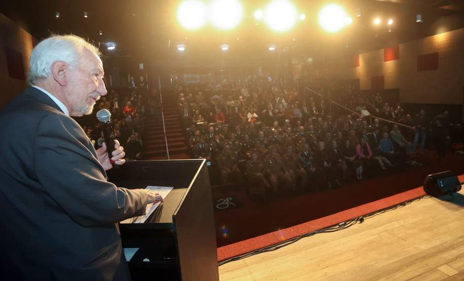 O governador em exercício Darci Piana participou nesta segunda (24) no Museu Oscar Niemeyer, em Curitiba, da formatura de 35 oficiais da Polícia Militar e do Corpo de Bombeiros no Curso Superior de Polícia