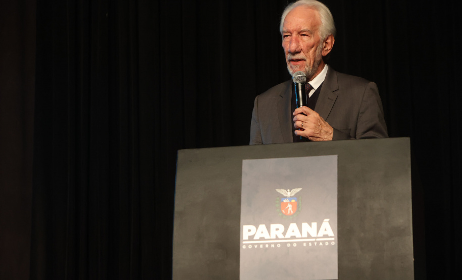 O governador em exercício Darci Piana participou nesta segunda (24) no Museu Oscar Niemeyer, em Curitiba, da formatura de 35 oficiais da Polícia Militar e do Corpo de Bombeiros no Curso Superior de Polícia