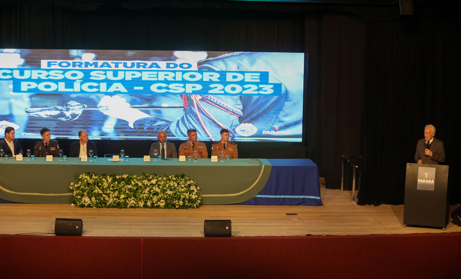 O governador em exercício Darci Piana participou nesta segunda (24) no Museu Oscar Niemeyer, em Curitiba, da formatura de 35 oficiais da Polícia Militar e do Corpo de Bombeiros no Curso Superior de Polícia