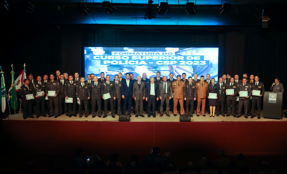 O governador em exercício Darci Piana participou nesta segunda (24) no Museu Oscar Niemeyer, em Curitiba, da formatura de 35 oficiais da Polícia Militar e do Corpo de Bombeiros no Curso Superior de Polícia
