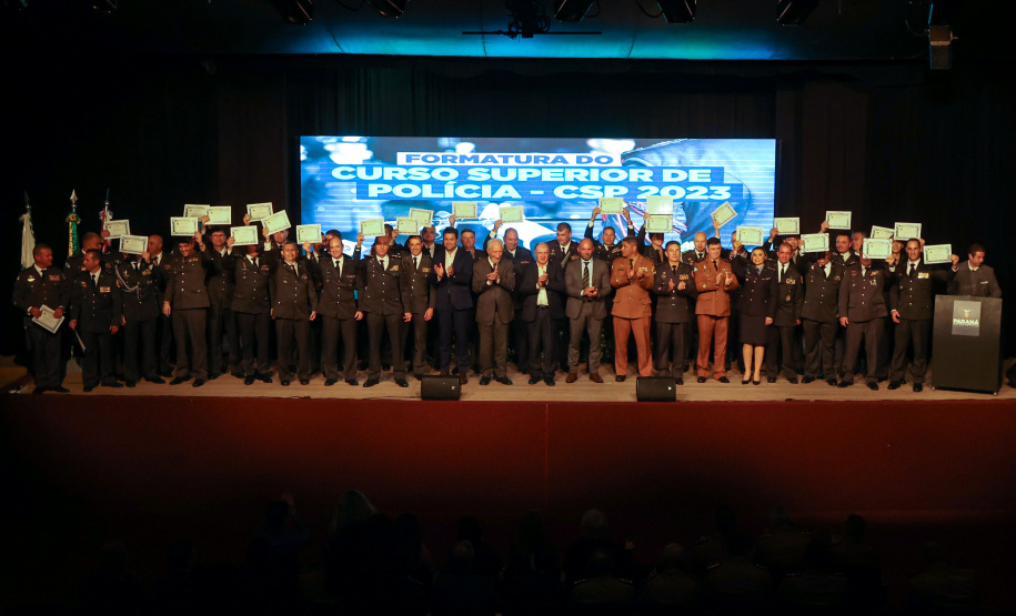 O governador em exercício Darci Piana participou nesta segunda (24) no Museu Oscar Niemeyer, em Curitiba, da formatura de 35 oficiais da Polícia Militar e do Corpo de Bombeiros no Curso Superior de Polícia