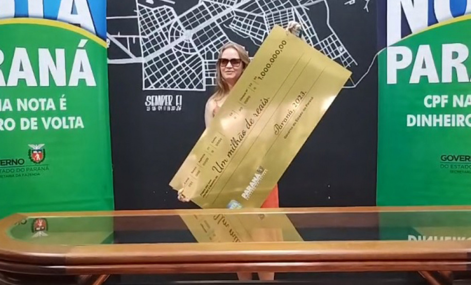 Agricultora de Paranavaí recebe cheque de R$ 1 milhão do Nota Paraná