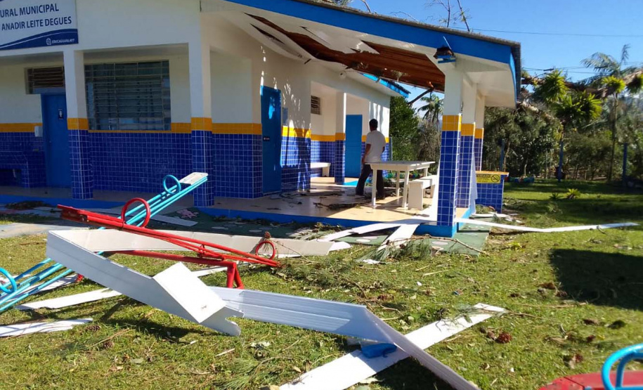 Defesa Civil distribui telhas para os municípios mais afetados pelo temporal