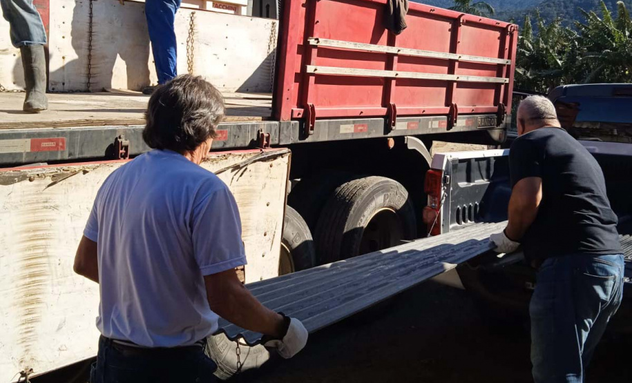 Defesa Civil distribui telhas para os municípios mais afetados pelo temporal