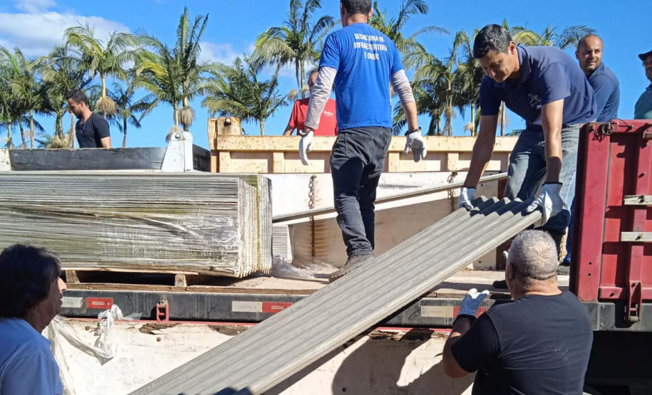Defesa Civil distribui telhas para os municípios mais afetados pelo temporal