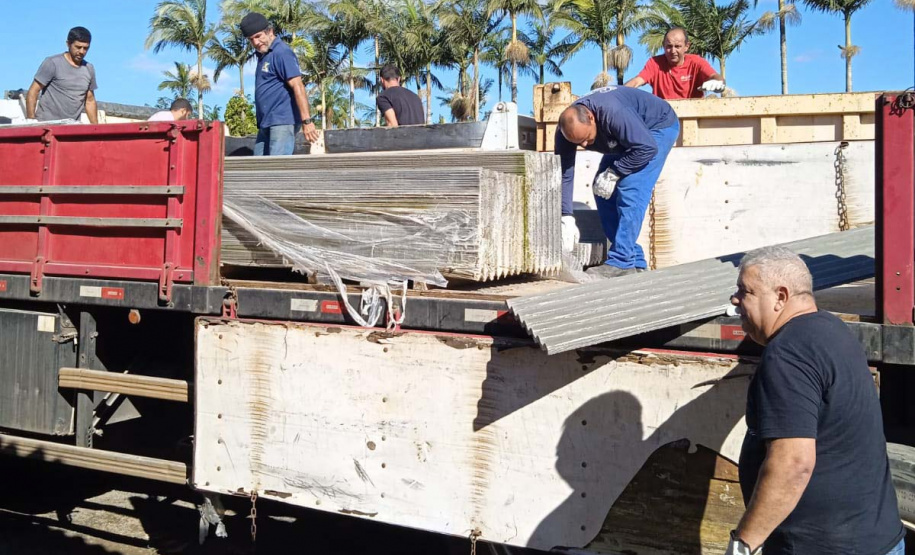 Defesa Civil distribui telhas para os municípios mais afetados pelo temporal