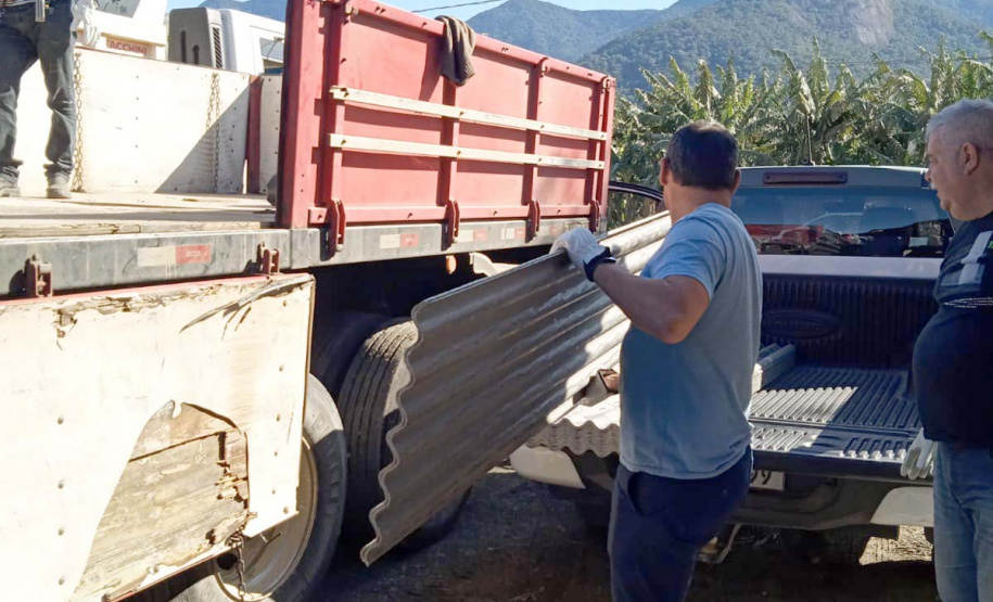 Defesa Civil distribui telhas para os municípios mais afetados pelo temporal