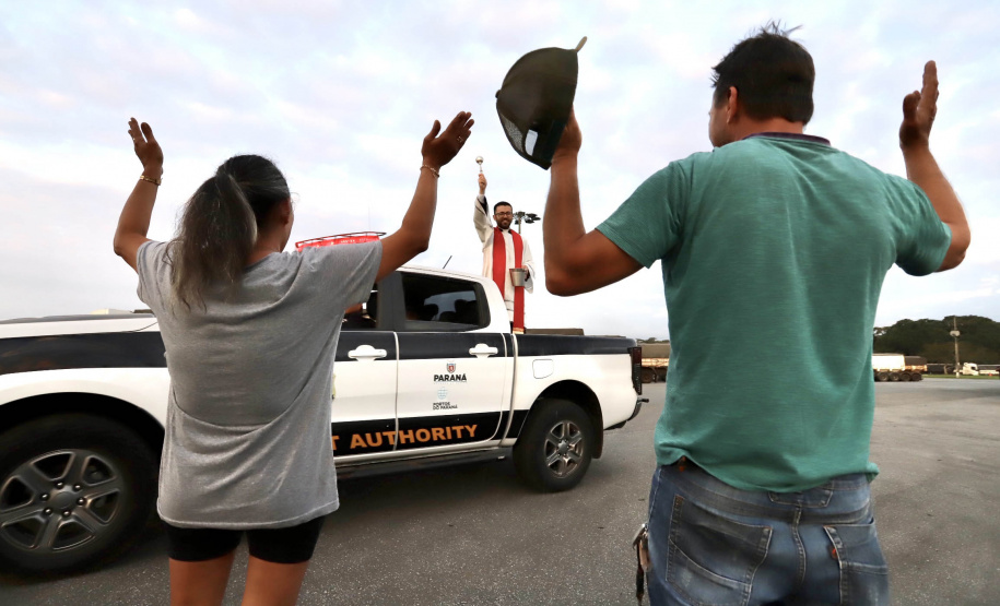 Caminhoneiros recebem a bênção de São Cristóvão no Pátio de Triagem do Porto de Paranaguá
