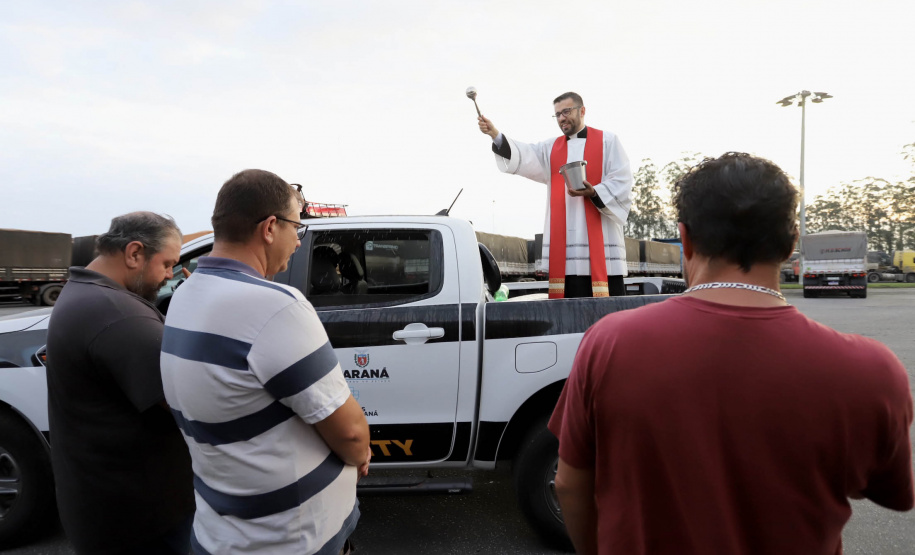 Caminhoneiros recebem a bênção de São Cristóvão no Pátio de Triagem do Porto de Paranaguá